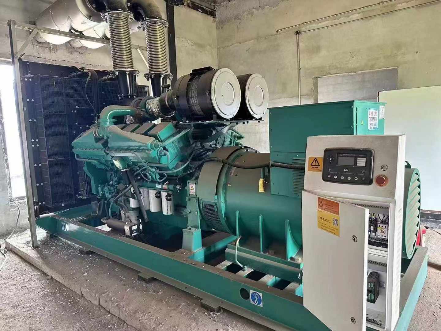 南关无功补偿装置的性能评估需要考虑哪些因素？