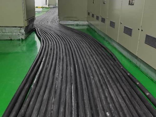 南关如何根据理论计算公式计算温度对特定电压测量结果的影响？