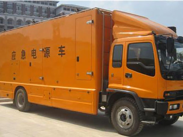 南关冬季柴油发电机启动前，如何检查燃油系统中的积水？